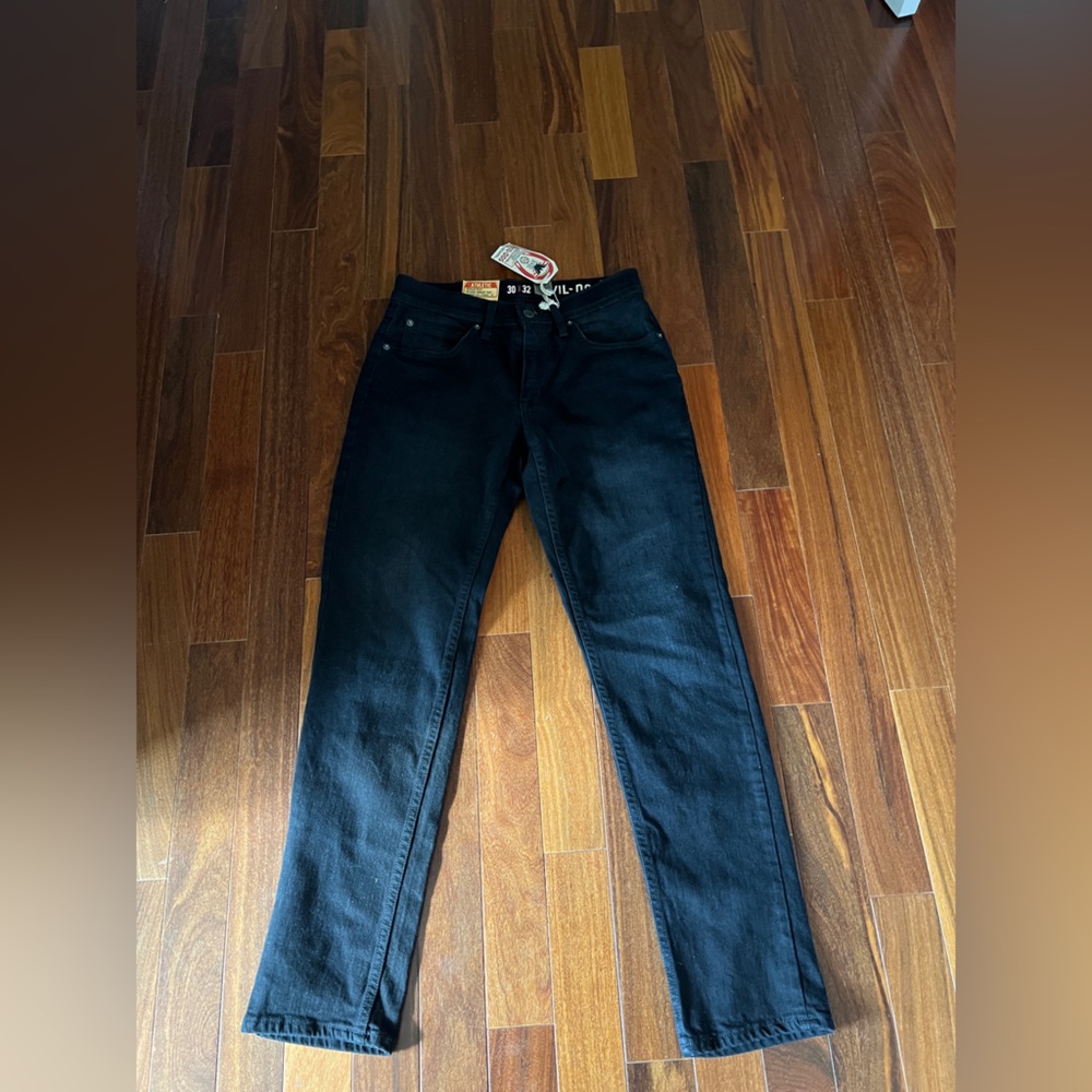 Devil Dog Dungarees Men’s Athletic stretch jean.  Size 30/32 in Black.